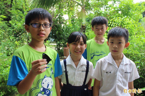 中山国小小朋友从低年级时开始接触自然生态科学,造就不少生态小达人。(记者张聪秋摄) 中山国小小朋友从低年级时开始接触自然生态科学,造就不少生态小达人。(记者张聪秋摄)
