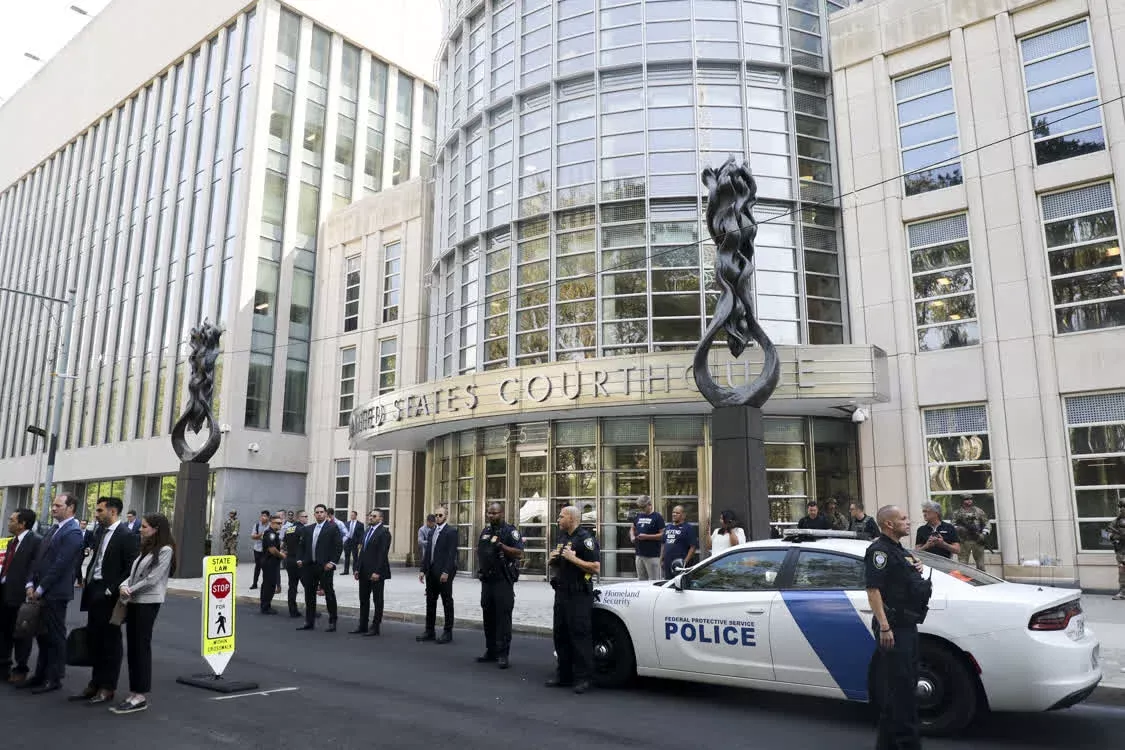 2019年7月17日，在美国纽约东区联邦地区法院外，警方人员警备森严。当日，美国纽约东区联邦地区法院宣布，墨西哥大毒枭华金·古斯曼被判处终身监禁。新华社记者王迎摄