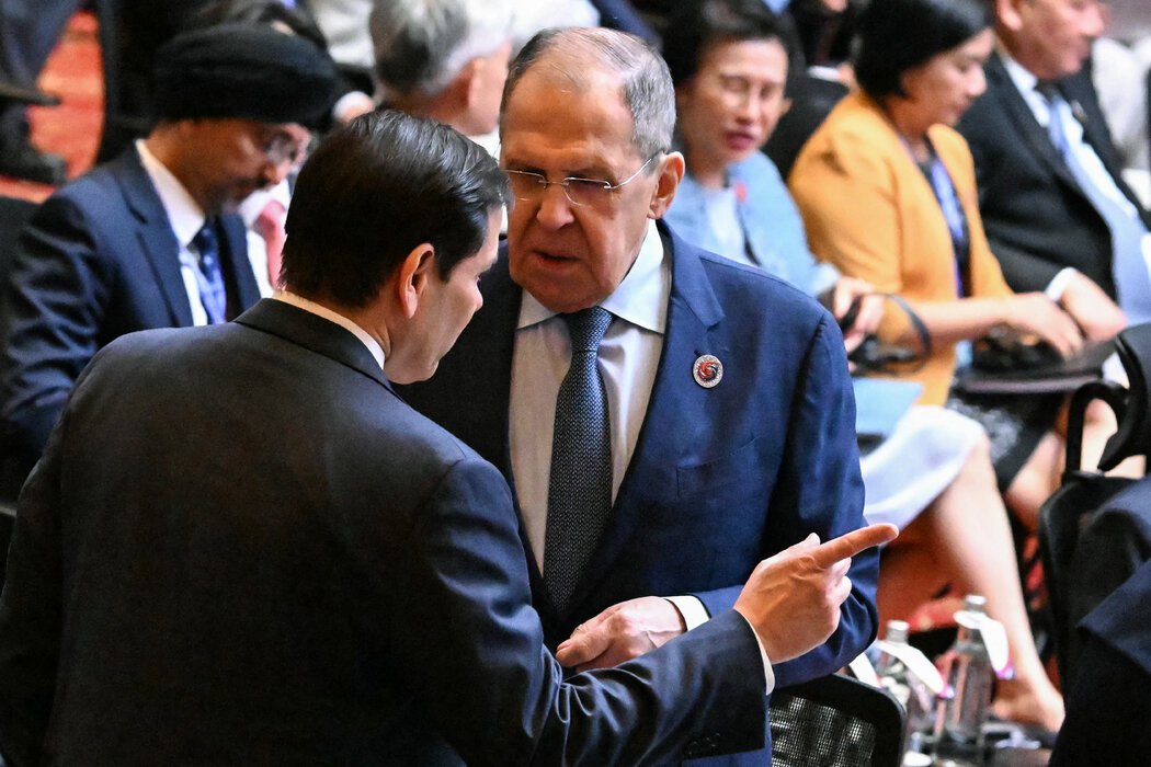 美国国务卿马可·鲁比奥（左）在星期五于吉隆坡举行的会议上与俄罗斯外交部长谢尔盖·拉夫罗夫交谈。