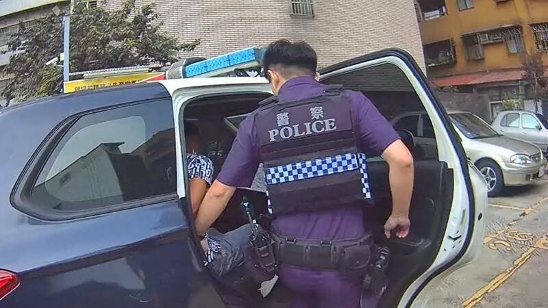 裴男不敌员警快腿,又躲又跑仍被逮,脚还因此摔伤。(记者郑淑婷翻摄) 裴男不敌员警快腿,又躲又跑仍被逮,脚还因此摔伤。(记者郑淑婷翻摄)