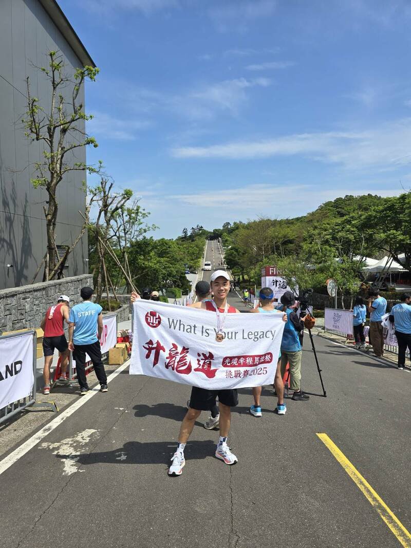 桃园警分局武陵派出所警员李其洛经常报名国内各大马拉松半马活动,并跑出不错的成绩。(警方提供) 桃园警分局武陵派出所警员李其洛经常报名国内各大马拉松半马活动,并跑出不错的成绩。(警方提供)