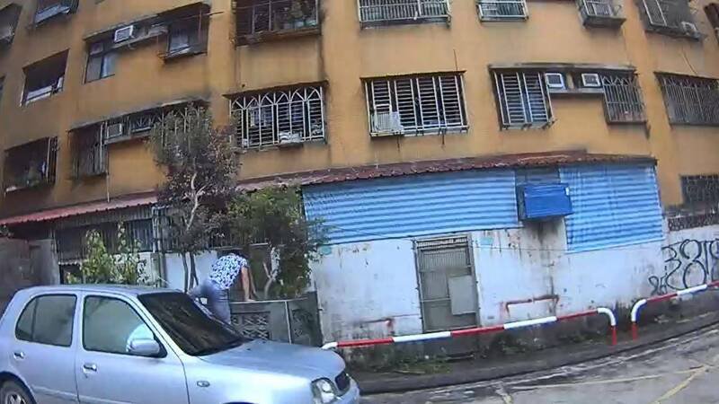 裴男遇警拦查拔腿狂奔,躲藏在水塔旁又翻墙逃窜。(记者郑淑婷翻摄) 裴男遇警拦查拔腿狂奔,躲藏在水塔旁又翻墙逃窜。(记者郑淑婷翻摄)