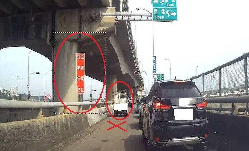 竹南警方强调,将针对匝道并排行驶违规依法举发。(警方提供) 竹南警方强调,将针对匝道并排行驶违规依法举发。(警方提供)