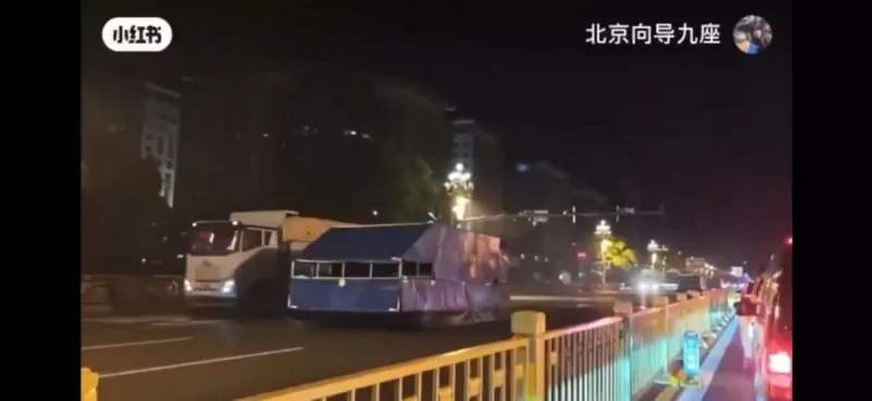 北京:“铁皮装坦克”深夜开上街头引墙内外热议