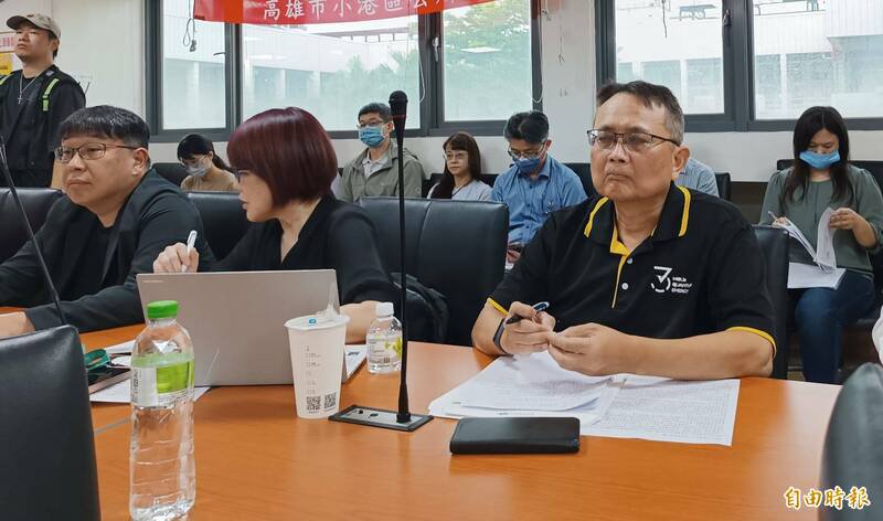 三元公司厂长游祥宾(右)澄清是误会。(记者洪定宏摄) 三元公司厂长游祥宾(右)澄清是误会。(记者洪定宏摄)