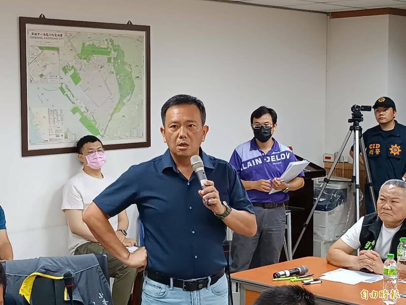 小港里长洪世春痛批三元公司「白贼」、小港区公所怕事。(记者洪定宏摄) 小港里长洪世春痛批三元公司「白贼」、小港区公所怕事。(记者洪定宏摄)