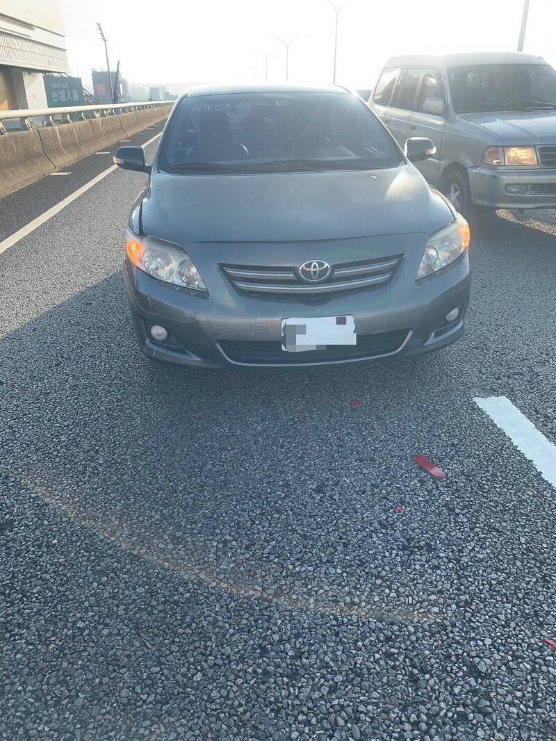 蔡女驾驶的轿车。(民众提供) 蔡女驾驶的轿车。(民众提供)