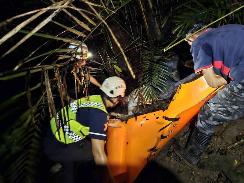 警消人员合力把担架抬上路面。(南投县消防局提供) 警消人员合力把担架抬上路面。(南投县消防局提供)