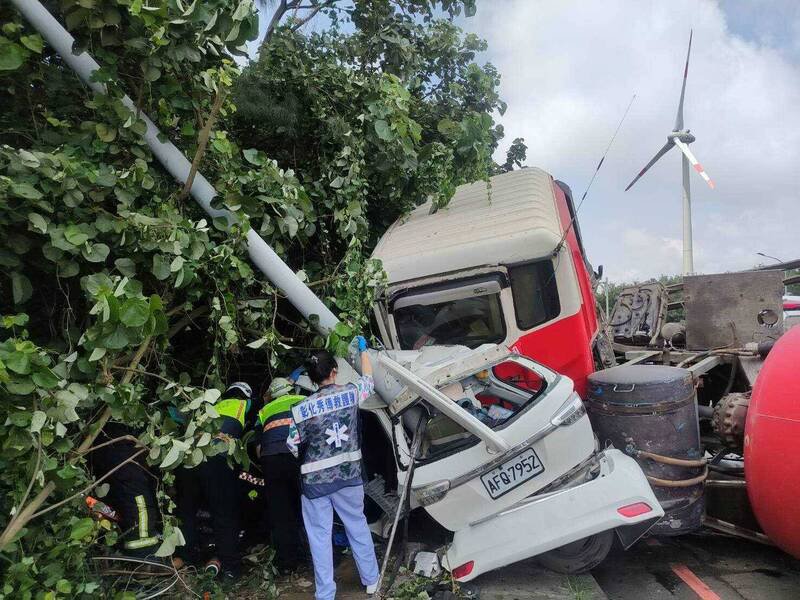 彰滨线西区传出水泥车翻车,压到自小客车。(民众提供) 彰滨线西区传出水泥车翻车,压到自小客车。(民众提供)