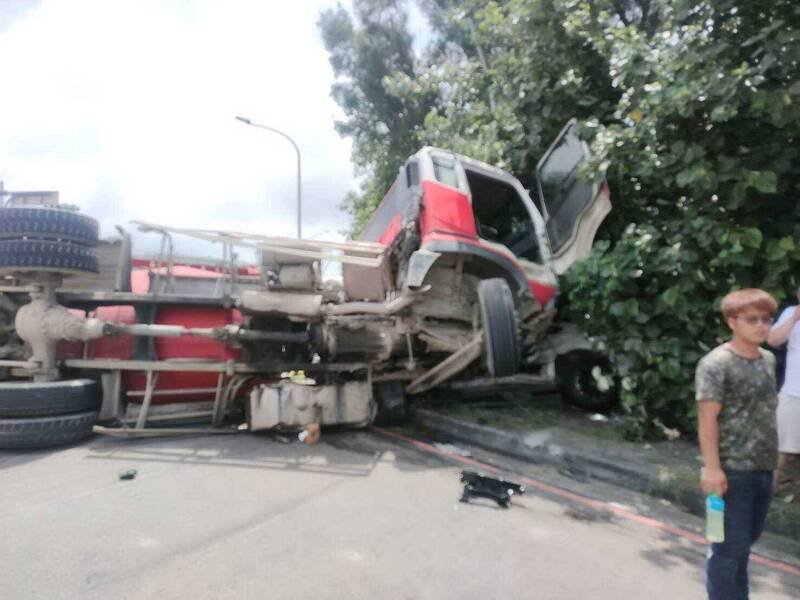 彰滨线西区传出水泥车翻车。(民众提供) 彰滨线西区传出水泥车翻车。(民众提供)