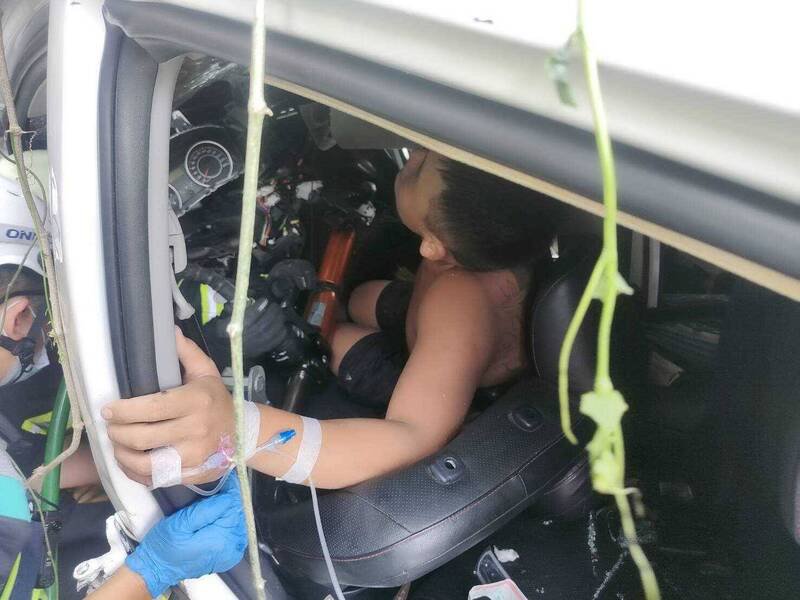 彰滨线西区传出水泥车翻车,压到自小客车,造成自小客车副驾受困。(民众提供) 彰滨线西区传出水泥车翻车,压到自小客车,造成自小客车副驾受困。(民众提供)
