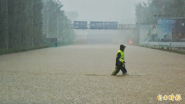 今天大雨造成桃机大淹水。(记者朱沛雄摄) 今天大雨造成桃机大淹水。(记者朱沛雄摄)