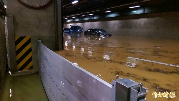 今天大雨造成桃机大淹水。(记者朱沛雄摄) 今天大雨造成桃机大淹水。(记者朱沛雄摄)