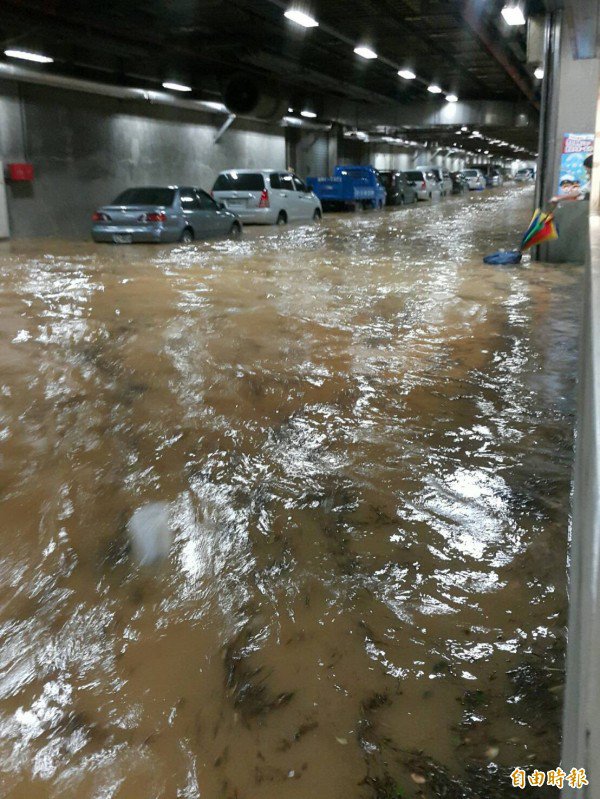 今天大雨造成桃机大淹水。(记者朱沛雄摄) 今天大雨造成桃机大淹水。(记者朱沛雄摄)