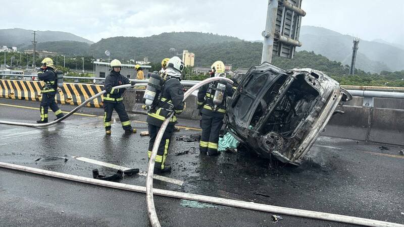 消防人员扑灭火势,车内驾驶明显死亡。(记者江志雄翻摄) 消防人员扑灭火势,车内驾驶明显死亡。(记者江志雄翻摄)