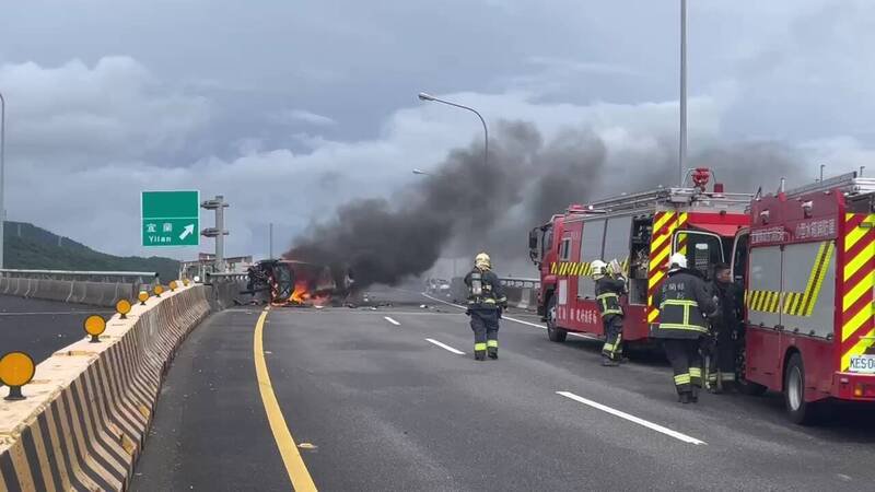 国5苏澳交流道北向路段火烧车,消防人员到场灭火。(图由警方提供) 国5苏澳交流道北向路段火烧车,消防人员到场灭火。(图由警方提供)
