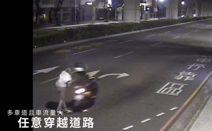 行人任意穿越马路被机车撞上。(警方提供) 行人任意穿越马路被机车撞上。(警方提供)