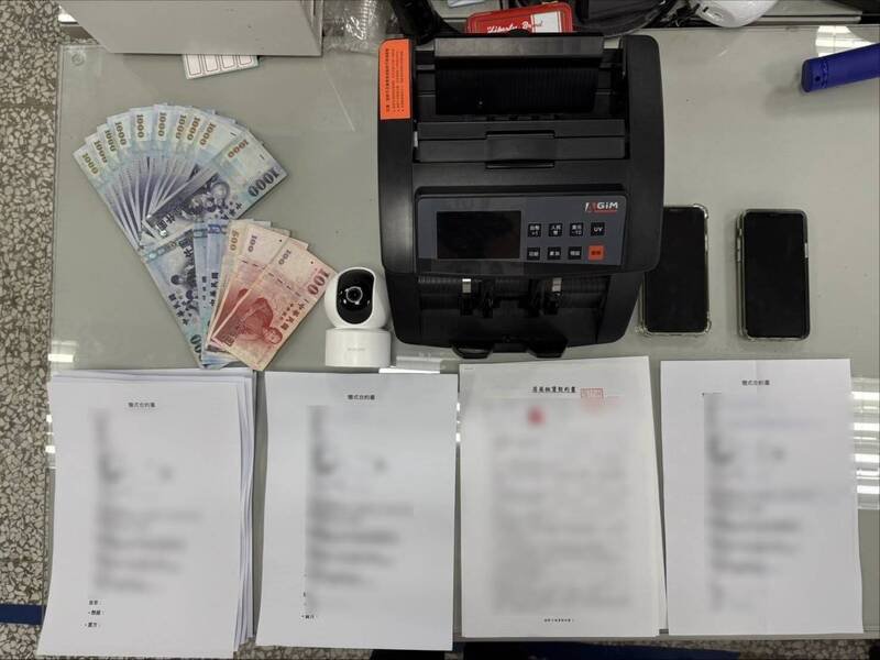 警方查扣用来取信被害人的文件等犯案工具。(图由警方提供) 警方查扣用来取信被害人的文件等犯案工具。(图由警方提供)
