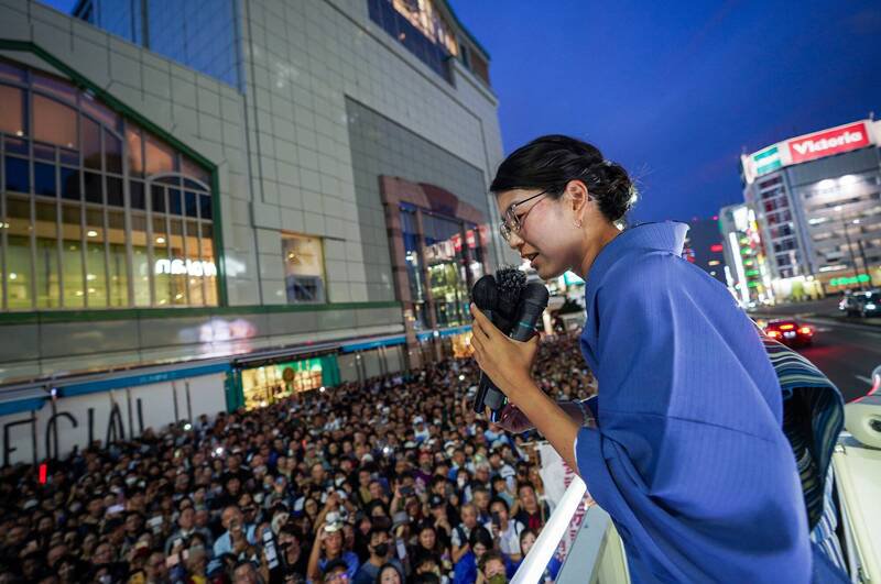 平野雨龙19日在东京新宿的选前之夜活动吸引约3千人到场支持。(撷取自@uryuhirano/X) 平野雨龙19日在东京新宿的选前之夜活动吸引约3千人到场支持。(撷取自@uryuhirano/X)