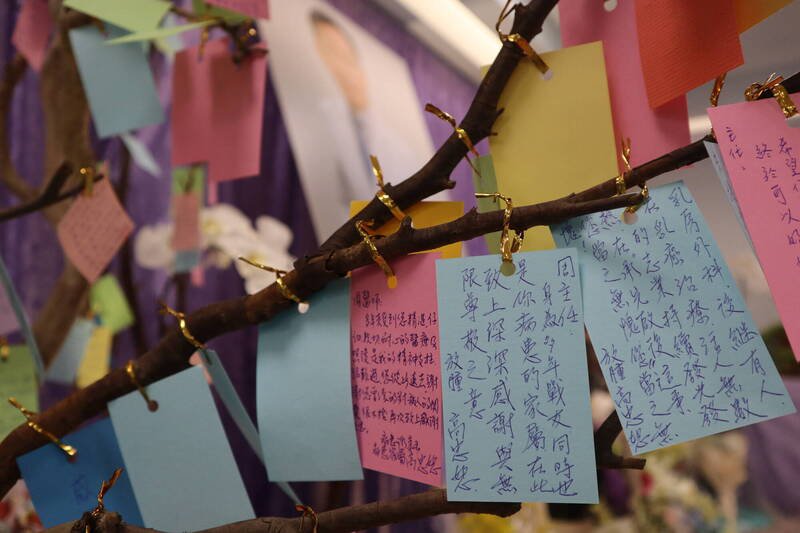 桃园医院21日起于院内医疗大楼B1第5会议室设立追思场地,首日即涌入大批院内同仁与病患前往悼念。(桃园医院提供) 桃园医院21日起于院内医疗大楼B1第5会议室设立追思场地,首日即涌入大批院内同仁与病患前往悼念。(桃园医院提供)