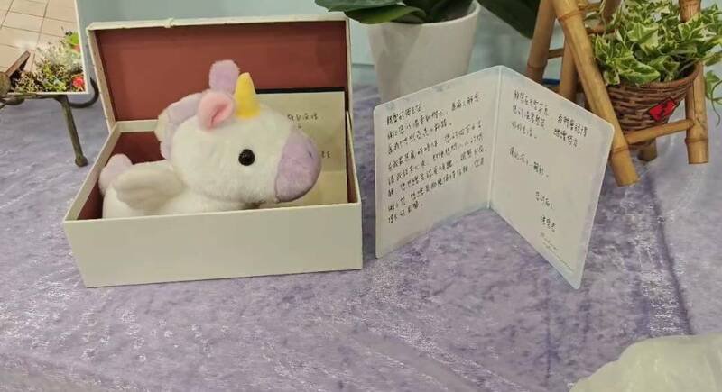 周佳正追思会场,有病患送上白马玩偶,盼周主任能在天堂骑著它到处来去。(记者郑淑婷翻摄) 周佳正追思会场,有病患送上白马玩偶,盼周主任能在天堂骑著它到处来去。(记者郑淑婷翻摄)