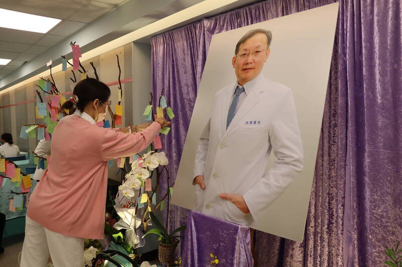 桃园医院21日起于院内医疗大楼B1第5会议室设立追思场地,首日即涌入大批院内同仁与病患前往悼念。(桃园医院提供) 桃园医院21日起于院内医疗大楼B1第5会议室设立追思场地,首日即涌入大批院内同仁与病患前往悼念。(桃园医院提供)