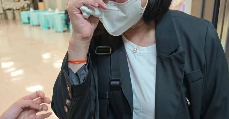 周佳正追思会场,有病患回忆过往不舍、哭泣。(记者郑淑婷翻摄) 周佳正追思会场,有病患回忆过往不舍、哭泣。(记者郑淑婷翻摄)