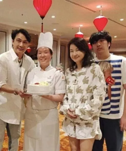 吴镇宇的老婆儿子在杭州学画画，16岁费曼身材肥胖