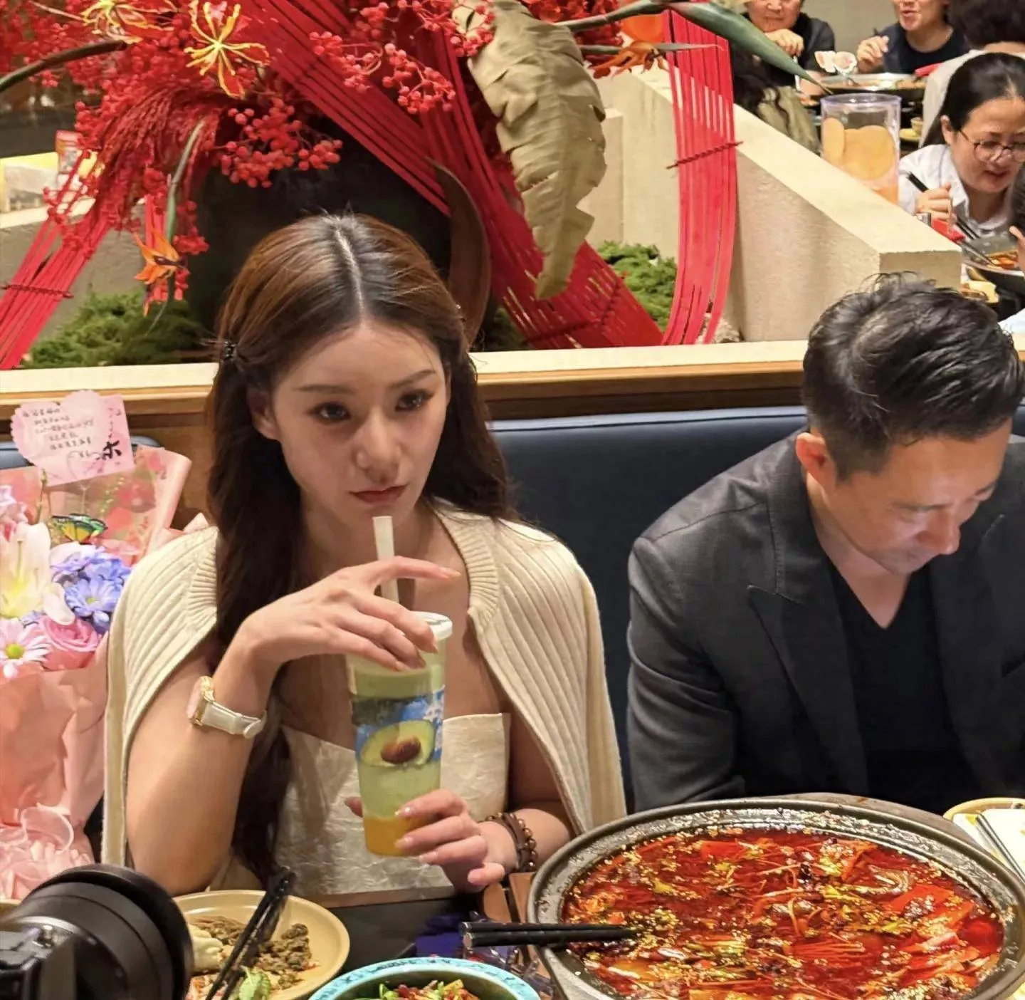 汪小菲在北京为老婆过生日，马筱梅穿着低胸裙