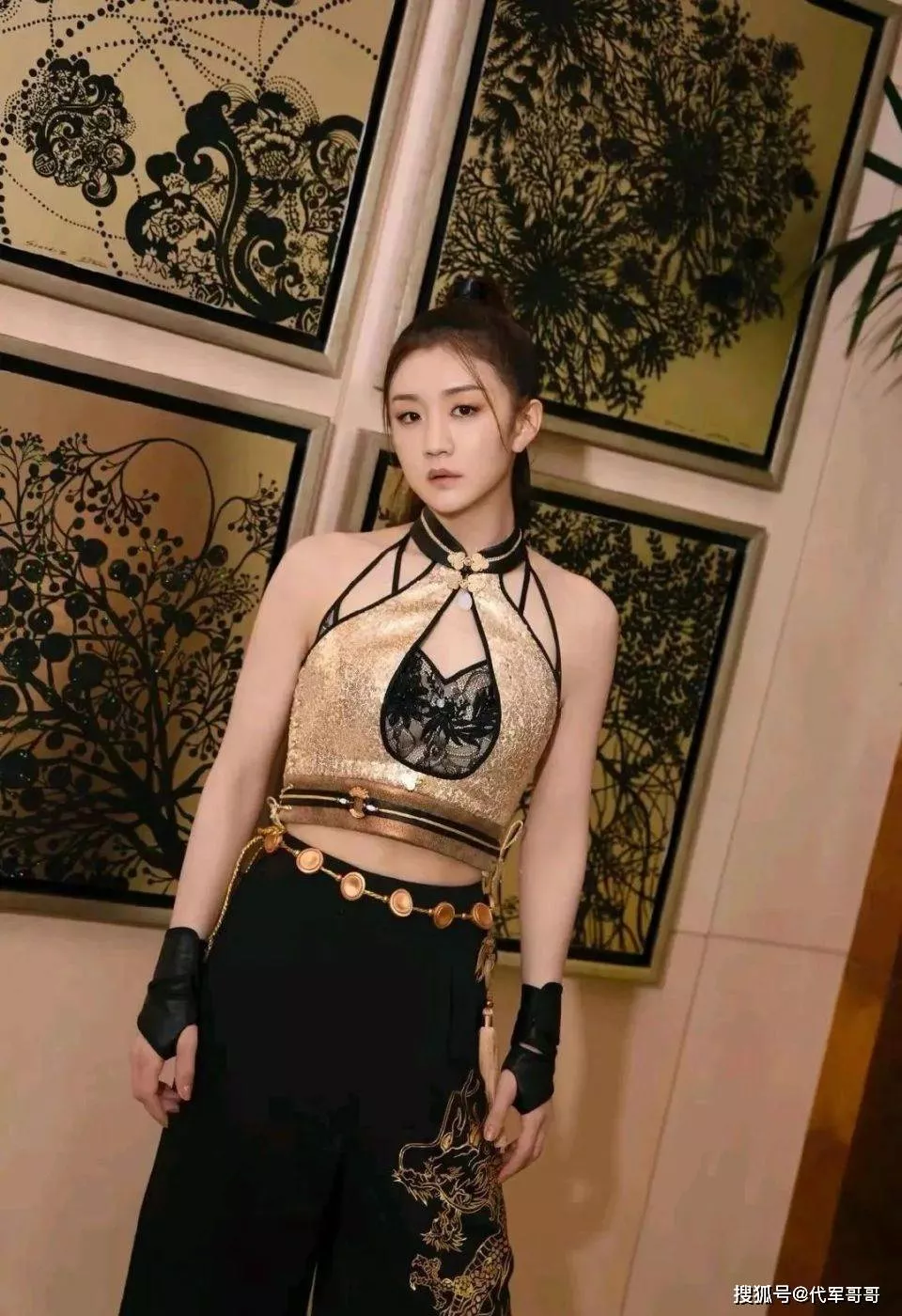 这一次，亮相巴黎时装周的陈梦，性感不输女明星
