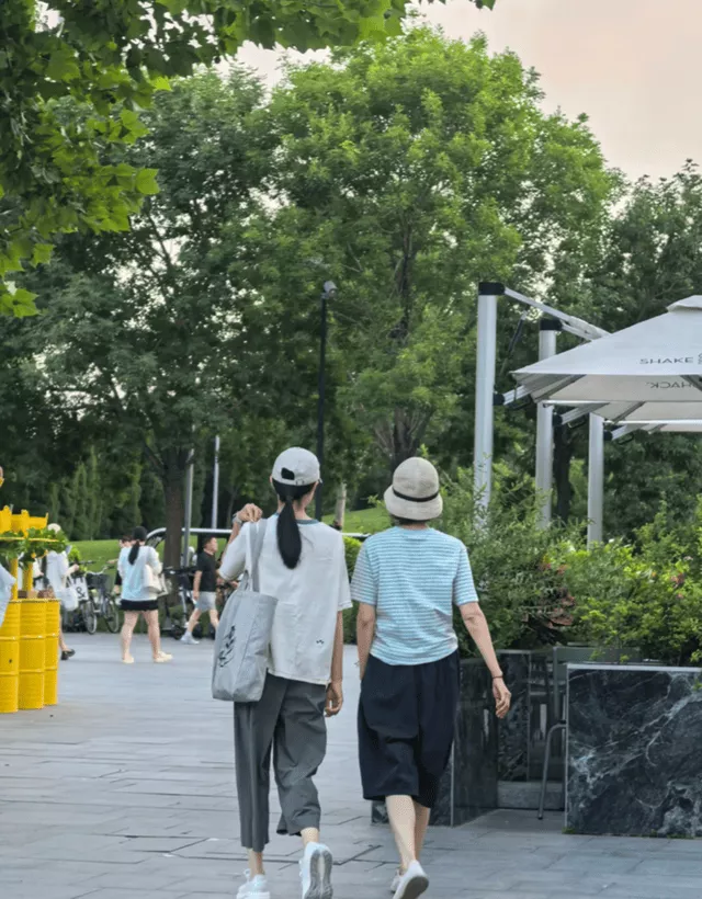 袁泉母女度假，哈哈脸型像爸眼睛随妈很漂亮