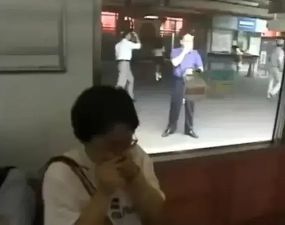 纪录片《含泪活着》剧照
