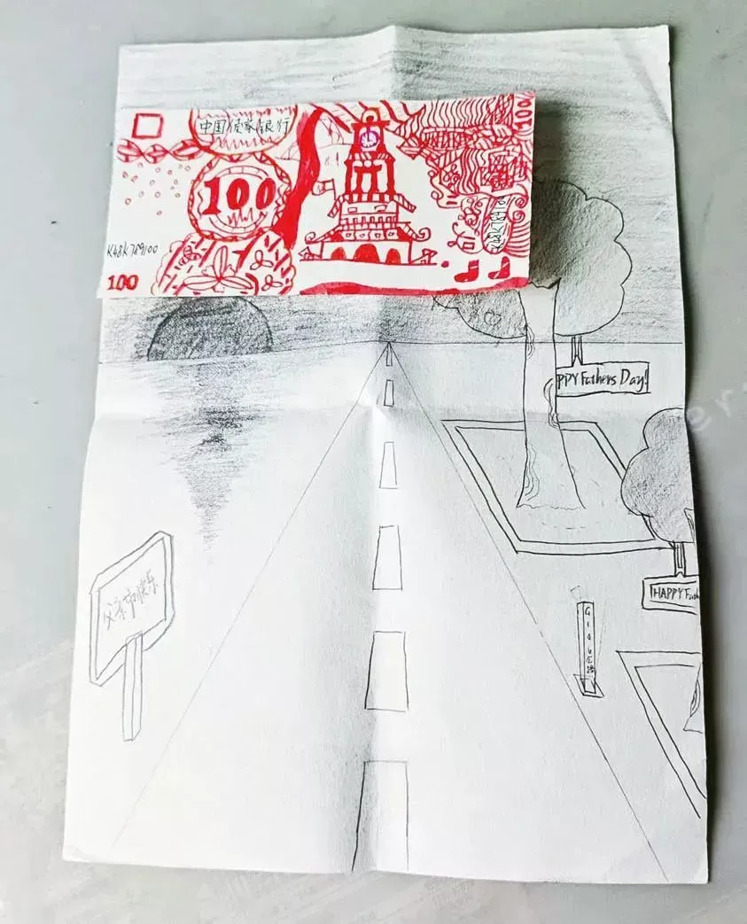 今年父亲节，侯哥的儿子给他画了张100元 / 受访者供图