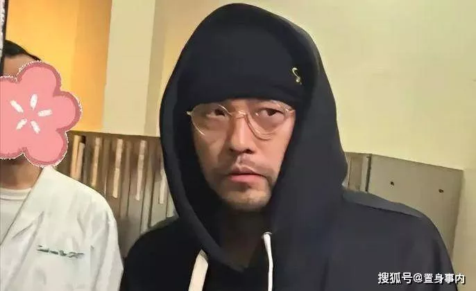 46岁周杰伦近况曝光，因病困扰且背部微弯，需他人协助如厕