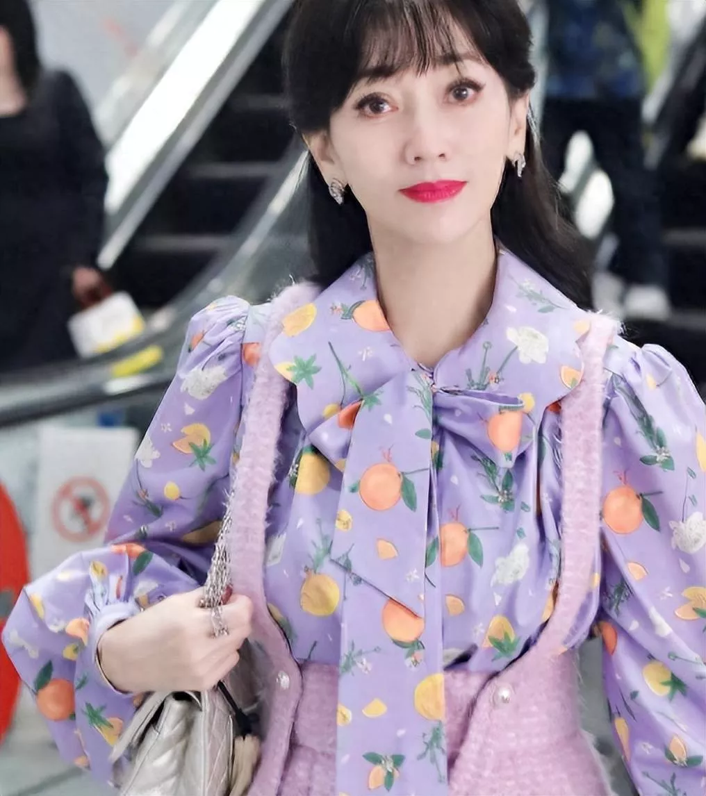 58岁刘嘉玲素颜，撕开多少中老女星的假面