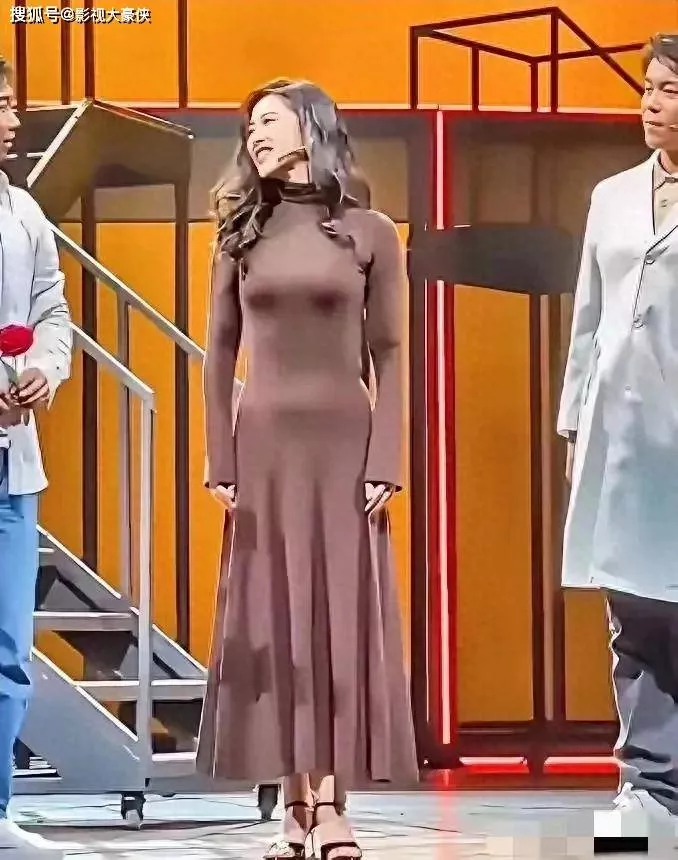 41岁朱珠演出惊艳全场，小肚子抢镜却难掩女神光芒！