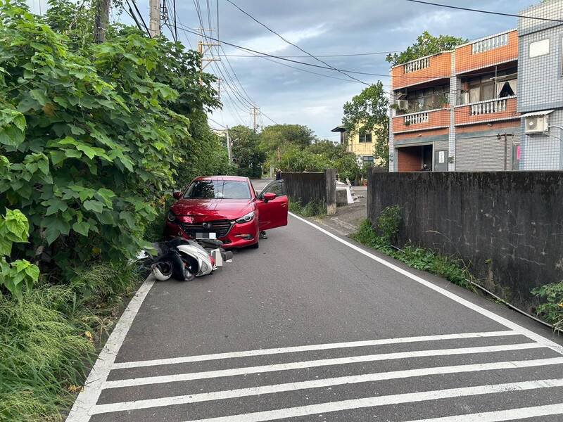刘男摔车后当场喷飞空翻后重摔路面,机车与红色马自达轿车均受损。(记者李容萍翻摄) 刘男摔车后当场喷飞空翻后重摔路面,机车与红色马自达轿车均受损。(记者李容萍翻摄)