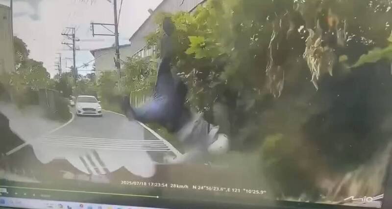 图中刘姓骑士行经弯道未靠右行驶,迎面撞上马自达喷飞、头下脚上抛飞一圈后重摔倒地。(取材爆废公社) 图中刘姓骑士行经弯道未靠右行驶,迎面撞上马自达喷飞、头下脚上抛飞一圈后重摔倒地。(取材爆废公社)