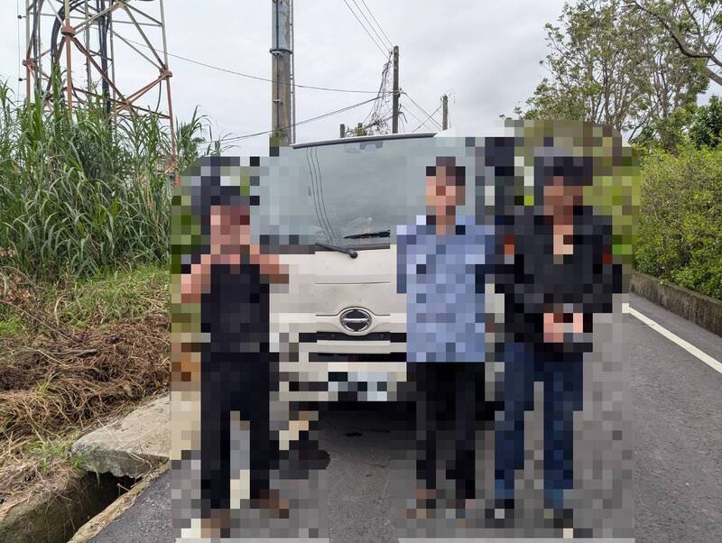 台湾大哥大昨日发现设置于六甲区行动通讯基地台讯号异常,派遣维修人员前往现场查修,竟当场发现3名男子正在切割基地台电缆,随即报警查获3嫌。(记者王涵平翻摄) 台湾大哥大昨日发现设置于六甲区行动通讯基地台讯号异常,派遣维修人员前往现场查修,竟当场发现3名男子正在切割基地台电缆,随即报警查获3嫌。(记者王涵平翻摄)