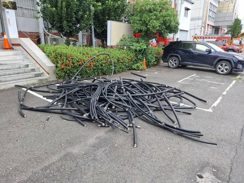 台湾大哥大昨日发现设置于六甲区行动通讯基地台讯号异常,大批电缆遭3名男子切割。(记者王涵平翻摄) 台湾大哥大昨日发现设置于六甲区行动通讯基地台讯号异常,大批电缆遭3名男子切割。(记者王涵平翻摄)