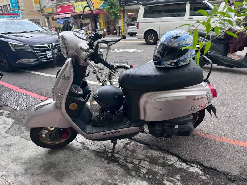 被休旅车撞飞的双载女骑士机车。(民众提供) 被休旅车撞飞的双载女骑士机车。(民众提供)
