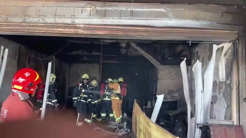 消防人员扑灭火势后进屋搜索。(图由宜县消防局提供) 消防人员扑灭火势后进屋搜索。(图由宜县消防局提供)