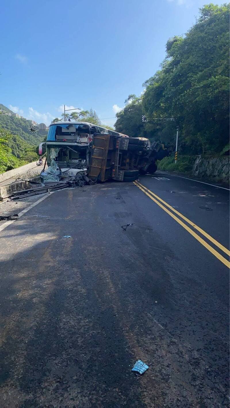 新北市万里区中福路今(23日)上午发生公车与砂石车碰撞事故。(警方提供) 新北市万里区中福路今(23日)上午发生公车与砂石车碰撞事故。(警方提供)