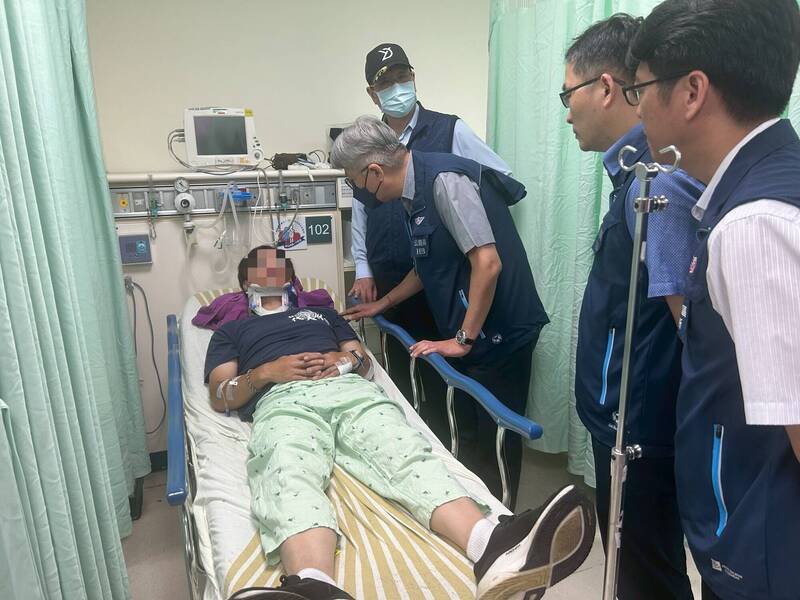 公路局副局长周廷彰探视事故伤患。(公路局提供) 公路局副局长周廷彰探视事故伤患。(公路局提供)
