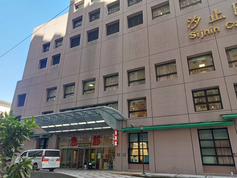 新北市万里中福路今天(23日)早上发生1死14伤重大车祸,有2位受伤乘客送汐止国泰医院救治,检伤后离院休养。(记者俞肇福翻摄) 新北市万里中福路今天(23日)早上发生1死14伤重大车祸,有2位受伤乘客送汐止国泰医院救治,检伤后离院休养。(记者俞肇福翻摄)