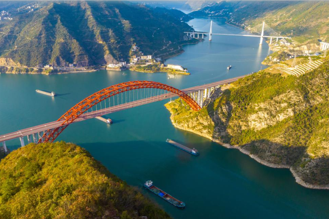 2024年11月20日，船舶行驶在长江三峡西陵峡湖北省宜昌市秭归县水域。（新华网）