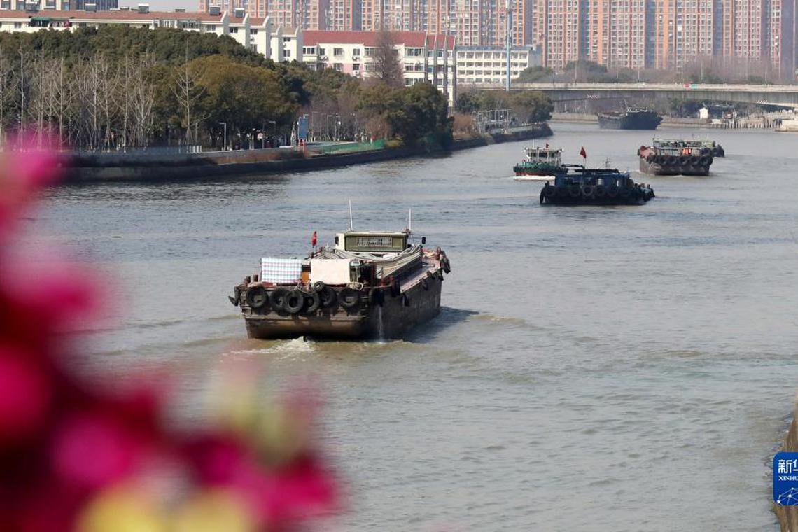 运河正成为中国一些经济大省的新发展焦点。图为2023年2月，货船行驶在京杭大运河江苏苏州段。（新华网）