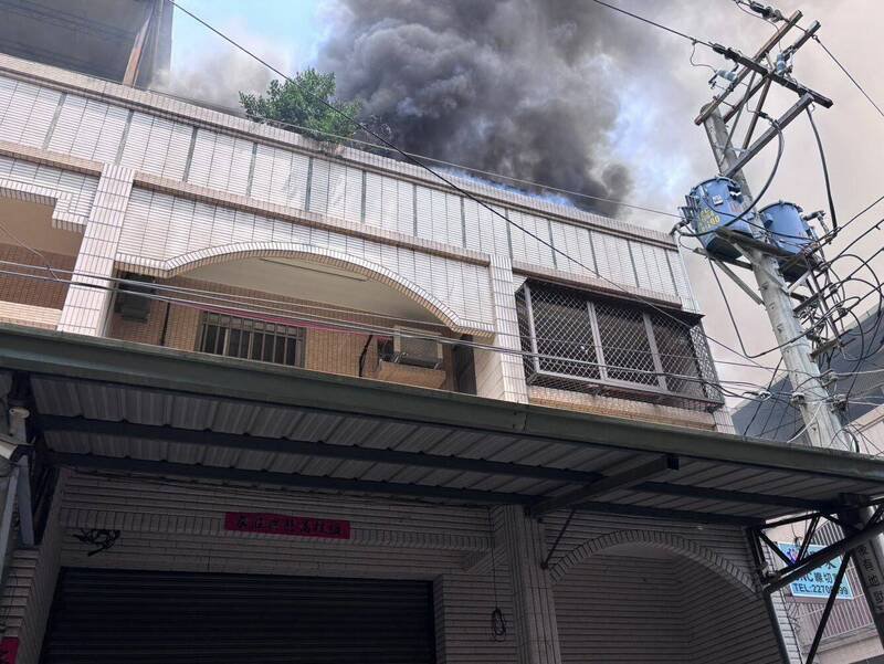 台中太平鹏仪路一家工厂今天起火,现场浓烟窜天。(民众提供) 台中太平鹏仪路一家工厂今天起火,现场浓烟窜天。(民众提供)
