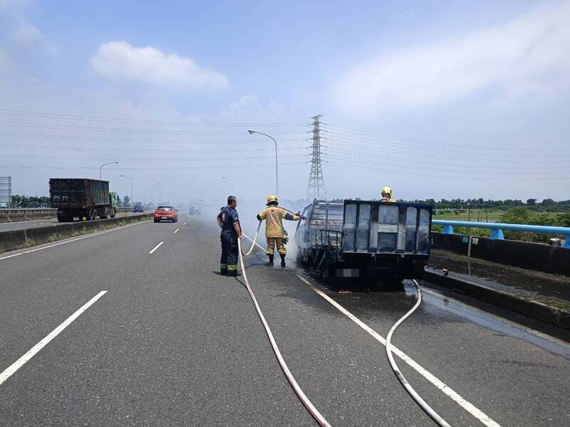 万大桥小货车火烧车,消防人员及时抢救。(读者提供) 万大桥小货车火烧车,消防人员及时抢救。(读者提供)