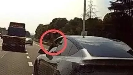 特斯拉高速上多次别车，比不雅手势，警方行拘5日